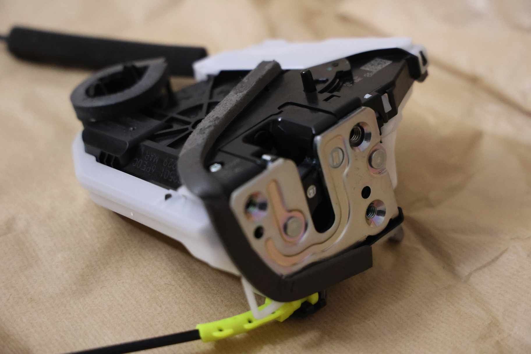 Fechadura porta trás esquerda NOVA de origem Nissan juke II f16