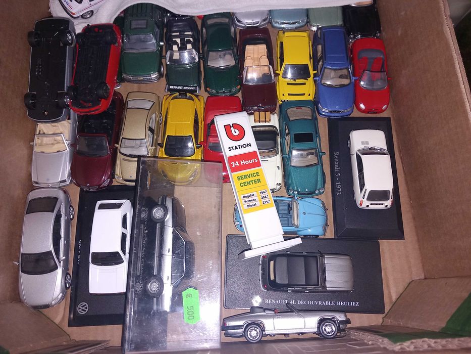 Vários carros em miniaturas de escala 1:43