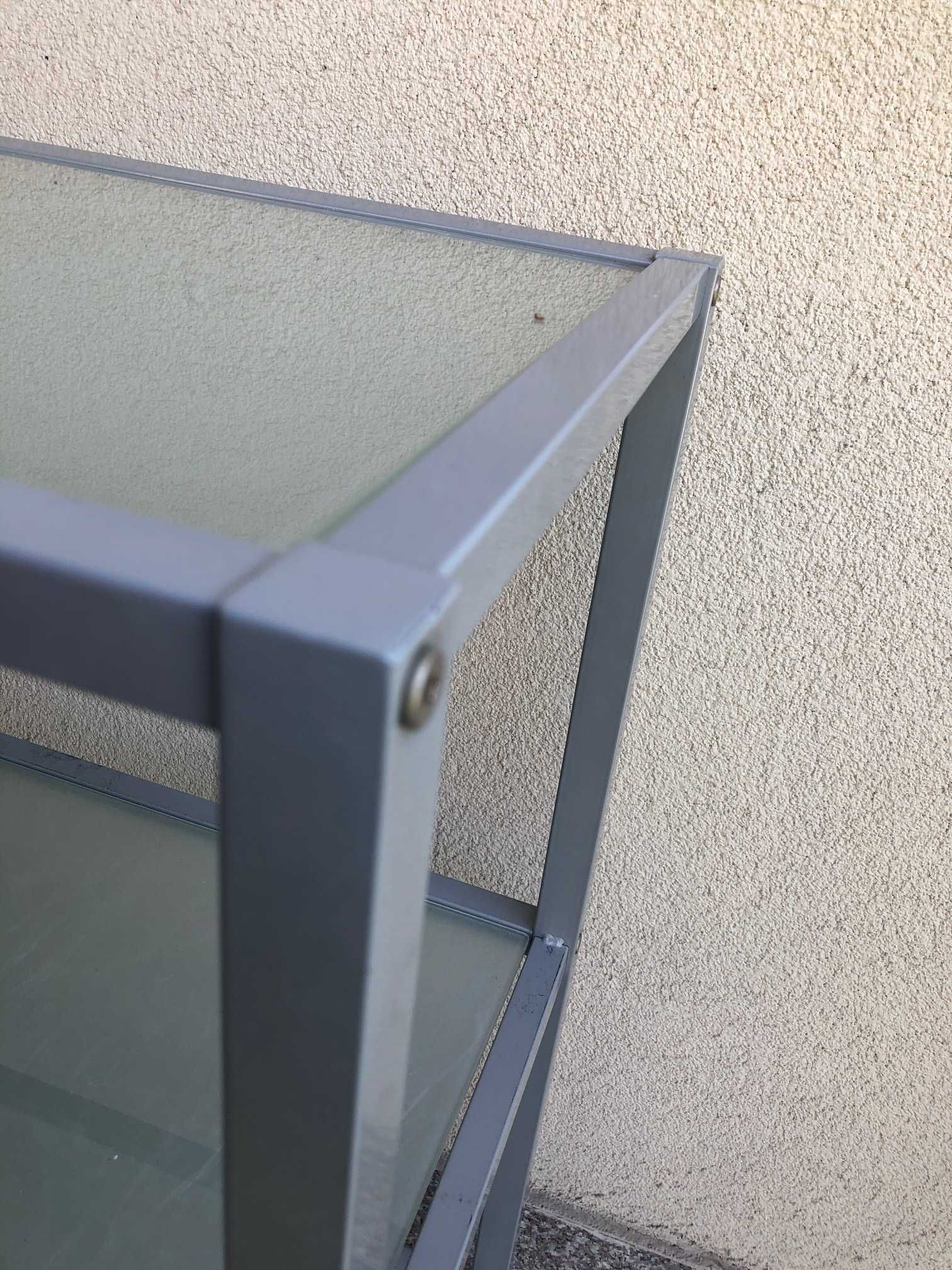 Minimalistyczny regał szklano-aluminiowy szkło matowe JYSK neo design
