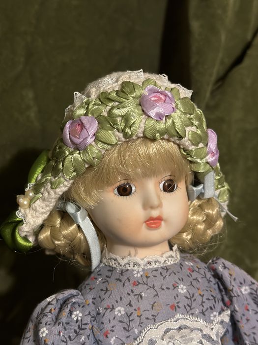 Лялька порцелянова