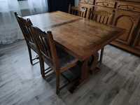Stół drewniany z czterema krzesłami
