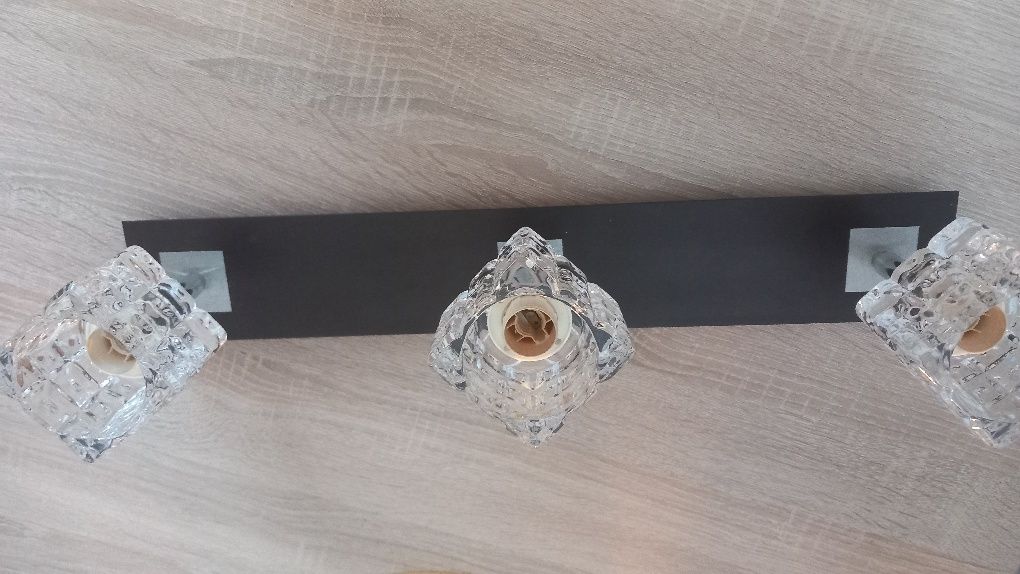 Lampa z regulowanymi kloszami