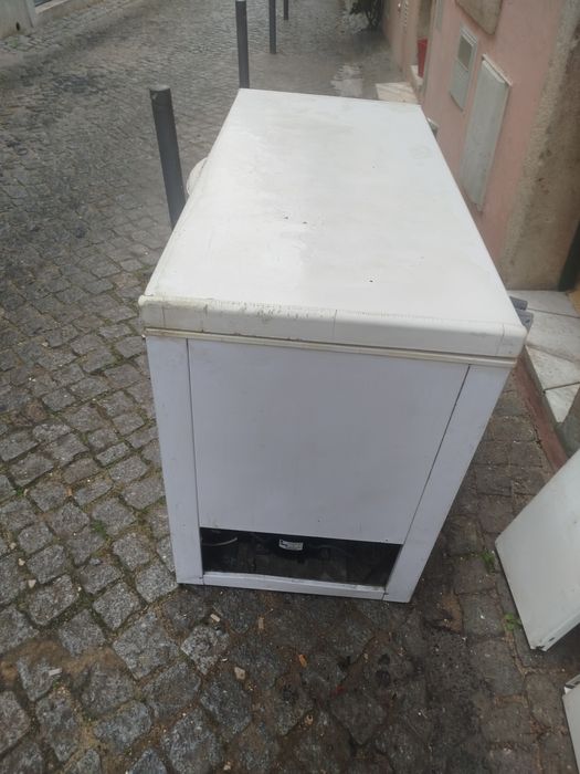 arca congeladora e máquina fiambreira tudo a funcionar bem