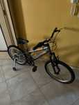 Bicicleta infantil com rodas de apoio como nova