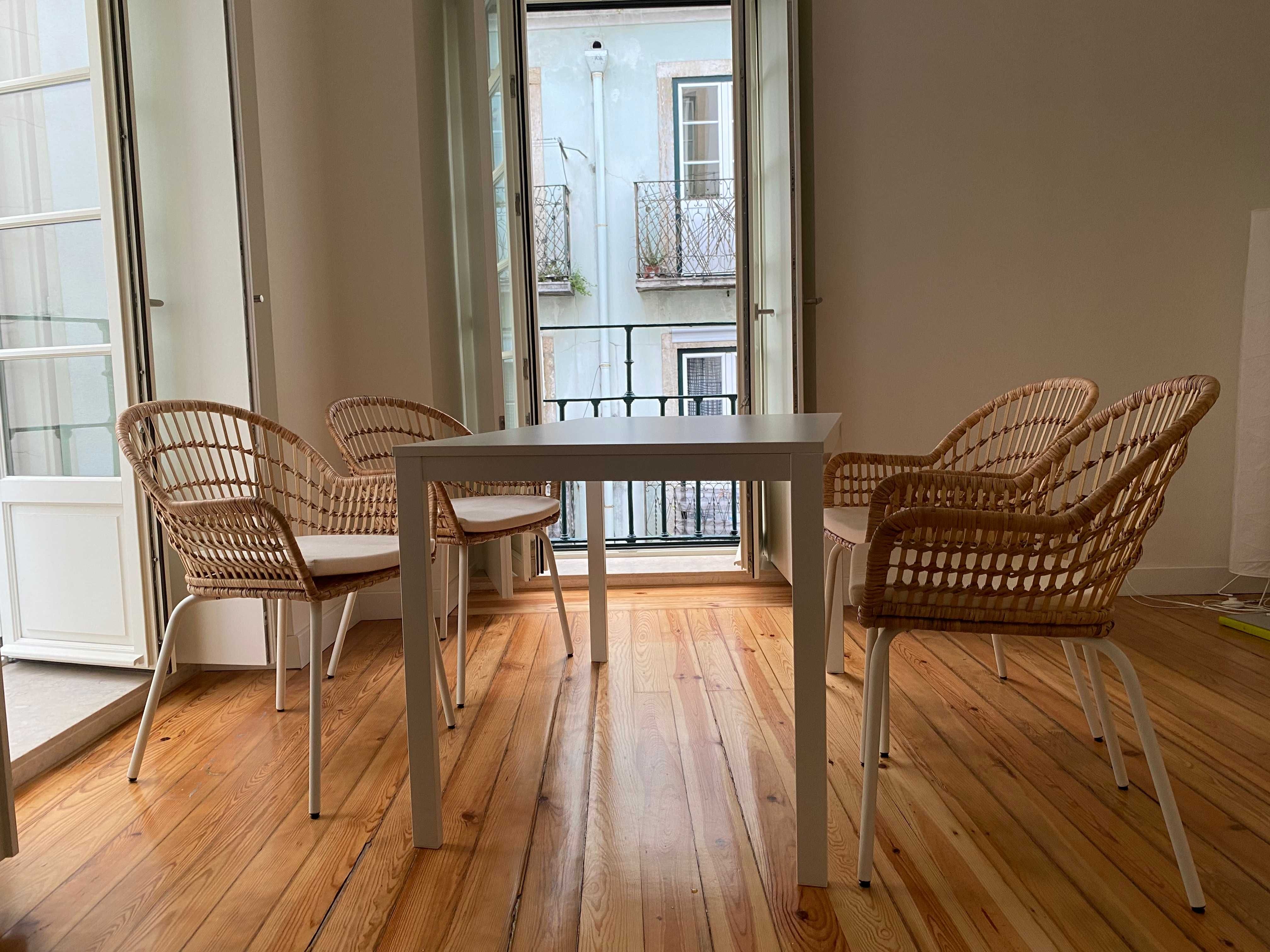 Cadeiras de sala (quatro) / living room chairs (four)