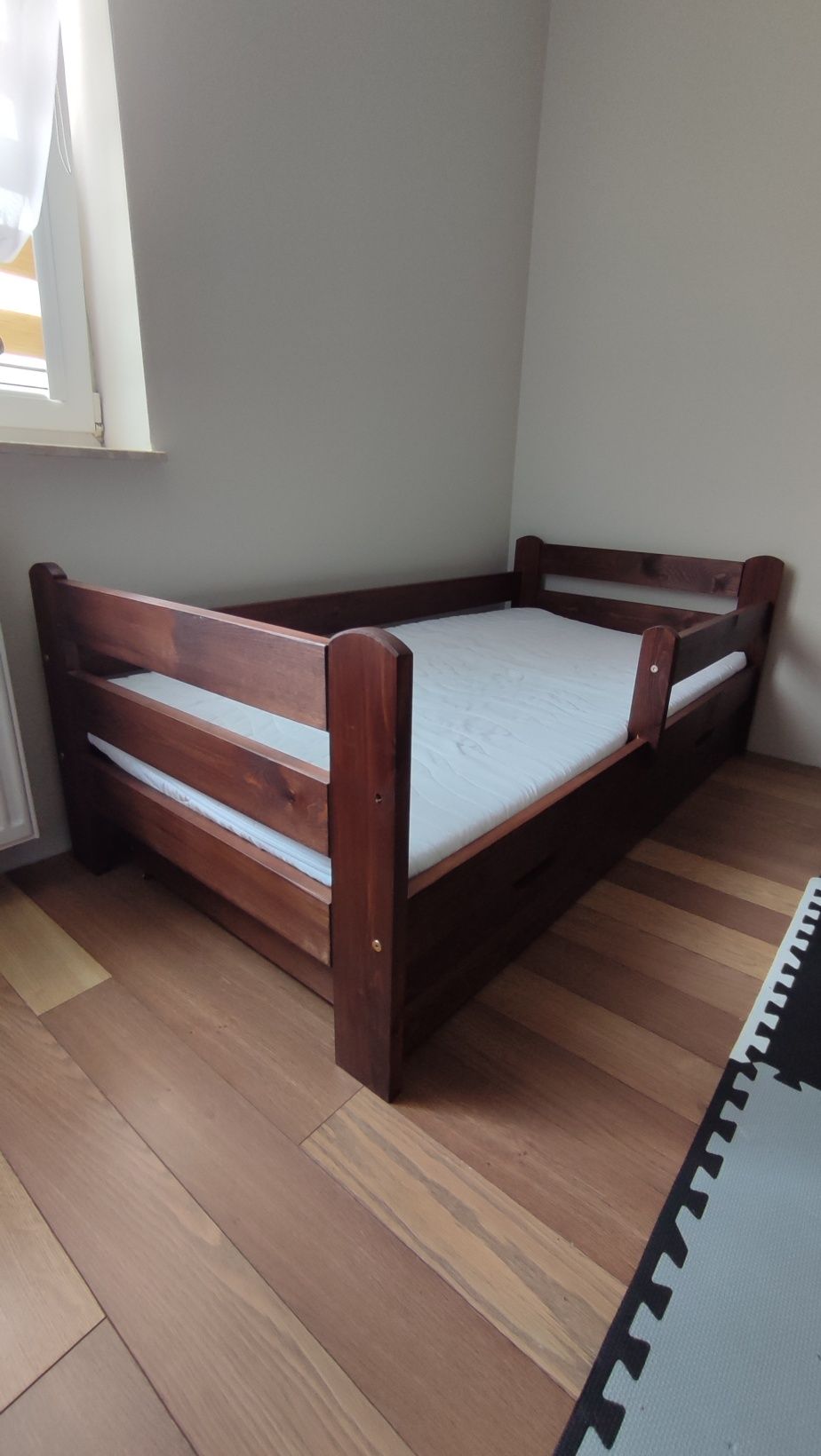 Drewniane łóżko dziecięce 160x80 - orzech