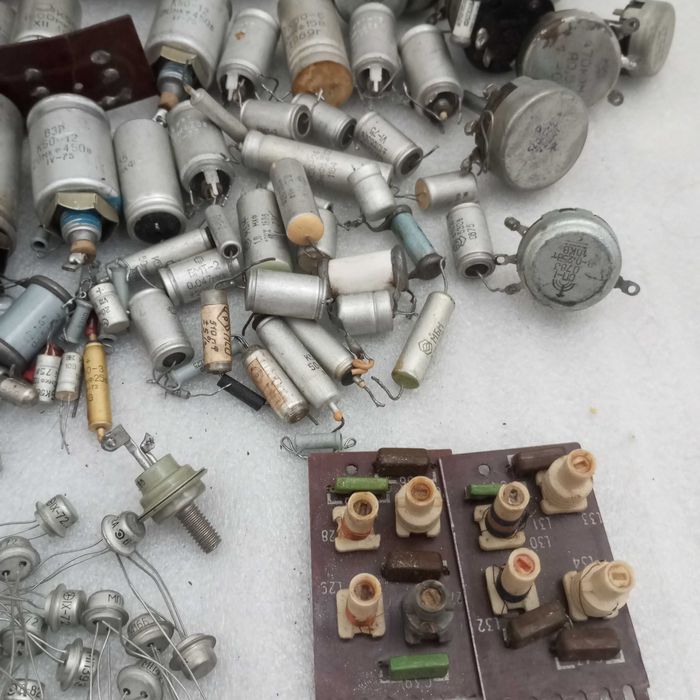 Цена 300грн до 1.5 кг!! Радиодетали времён СССР-конденсаторы/резисторы