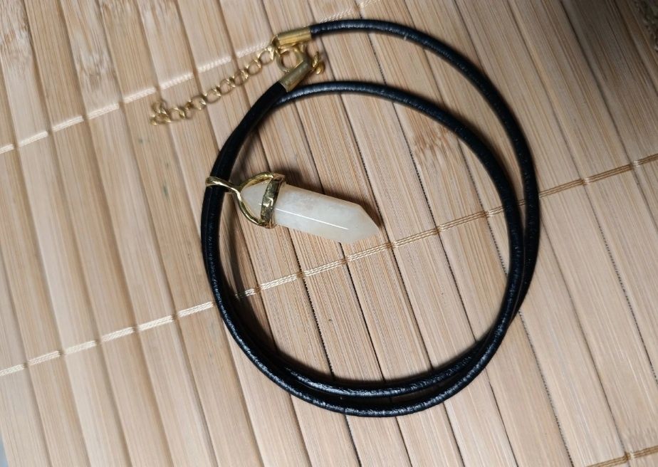 Fio de cabedal com pingente em cristal de quartzo