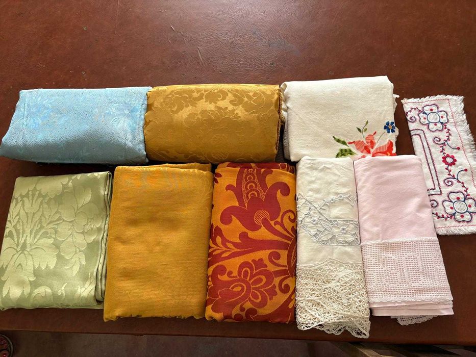 Várias colchas de damasco do século passado