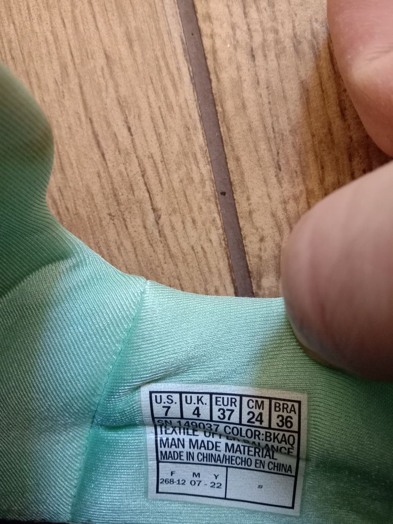 Кросівки Skechers.