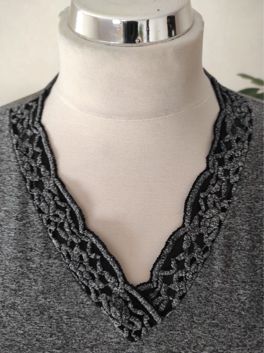 Bluzka szara z ozdobnym dekoltem w serek koronka długi rękaw XL 42