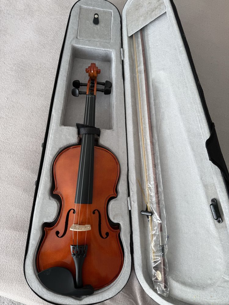 Skrzypce drewniane rozmiar  4/4 + TUNER STROIK