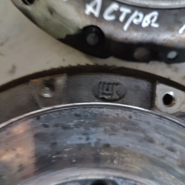 Маховик демфер щеплення Опель Комбо  Астра h Меріва 1.7 cdti