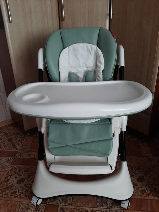 Дитячий столик для годування.