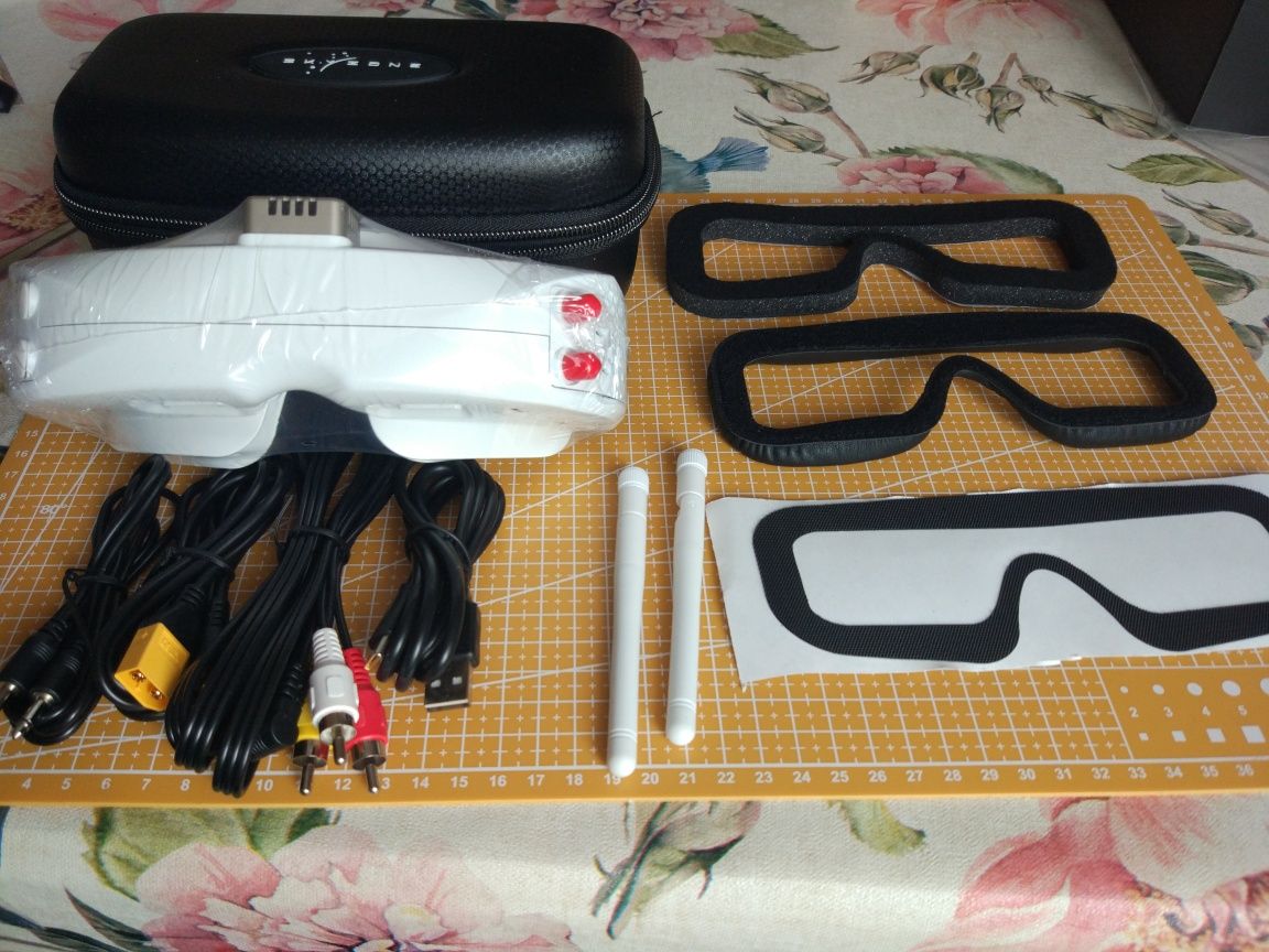 SKY04x Pro від Skyzone окуляри білі та чорuні+hdmi кабель 2м