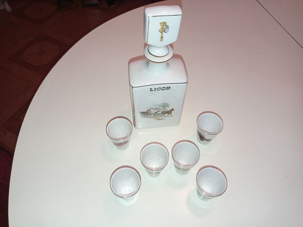 Conjunto de seis copos com garrafa de licor