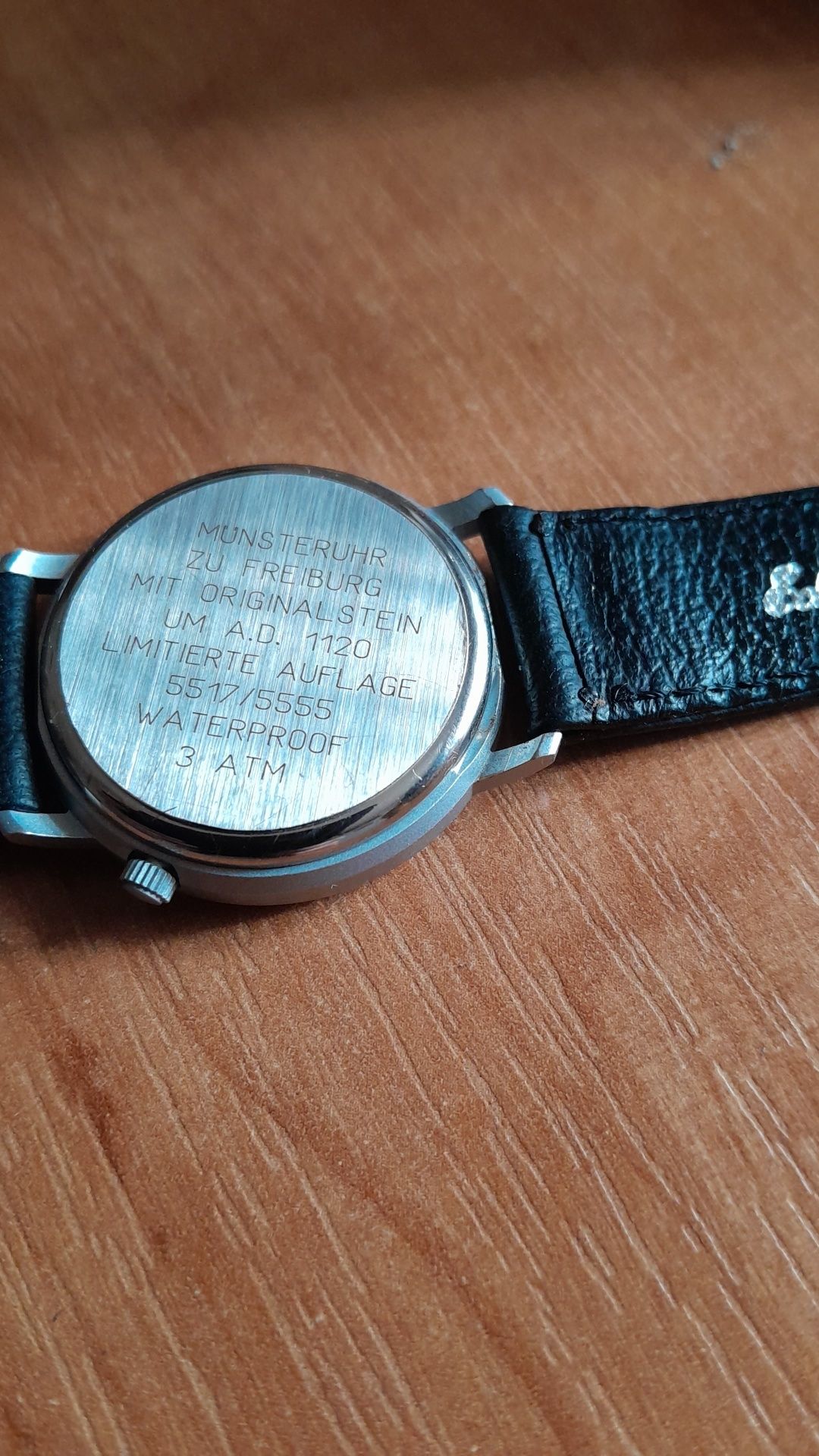 Zegarek z starym kamieniem