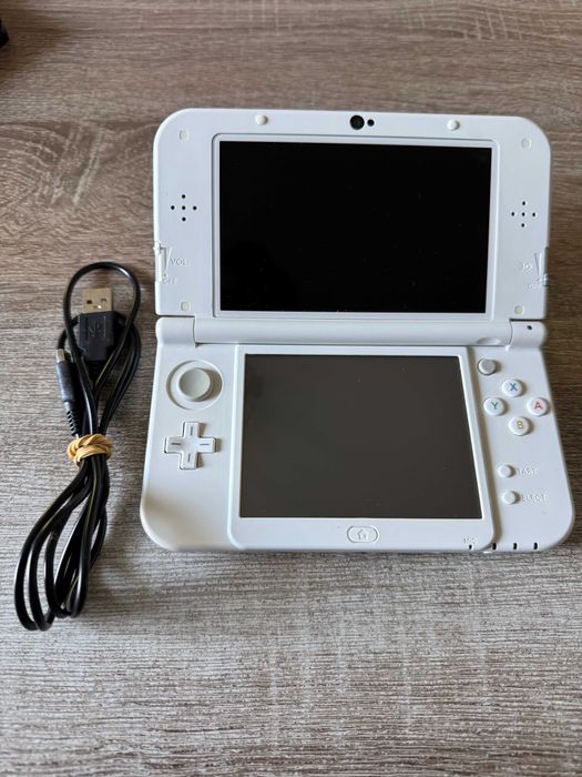 New Nintendo 3DS XL + etui, ładowarka i karta microSD 64GB