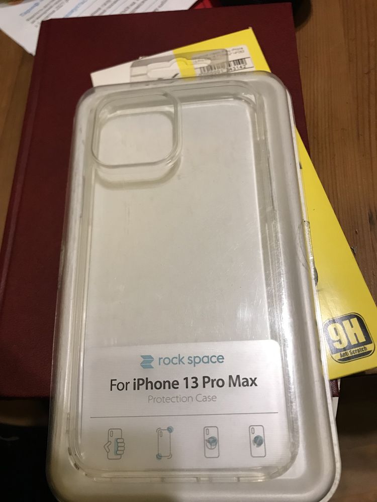 Продам Apple Silicone case 13 pro max и Rockspace новий