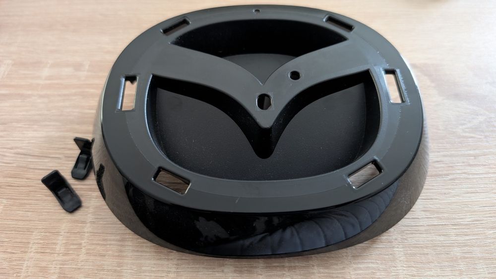 Mazda cx30  подіум під емблему, воздухозабірник