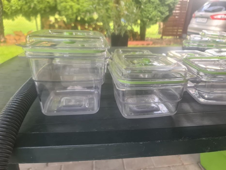 Food saver z pojemnikami próżniowymi