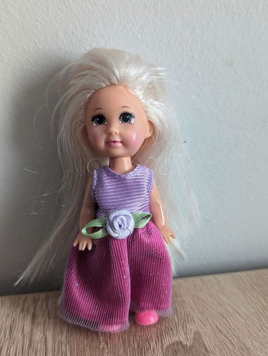 Mała lalka z długimi włosami