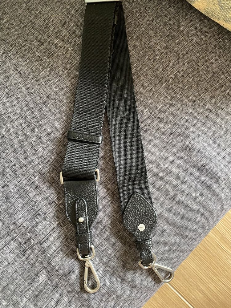 Torebka ze skóry Guess Luxe