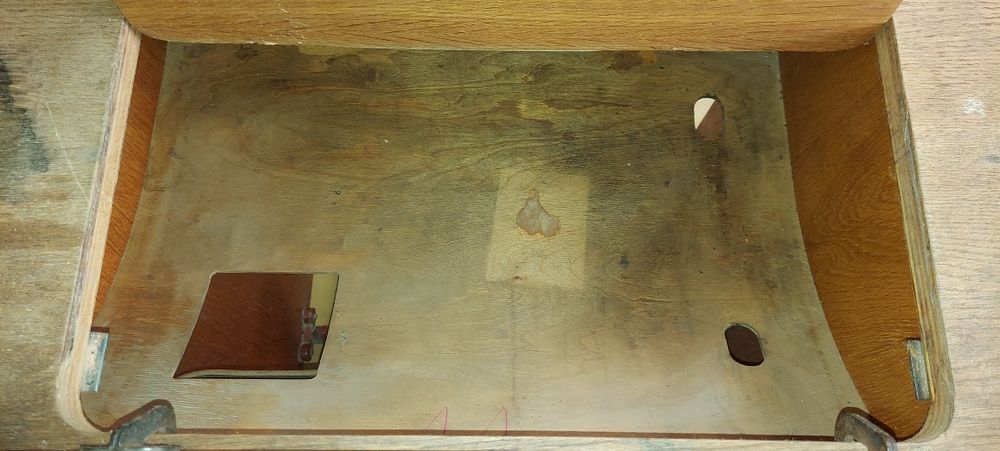 Drewniany stolik pod maszynę do szycia