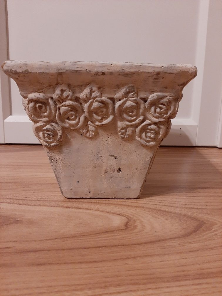 Ceramiczna osłonka do roślin z różami.