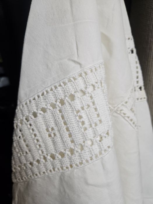Toalha branca redonda em tecido e renda feita à mão