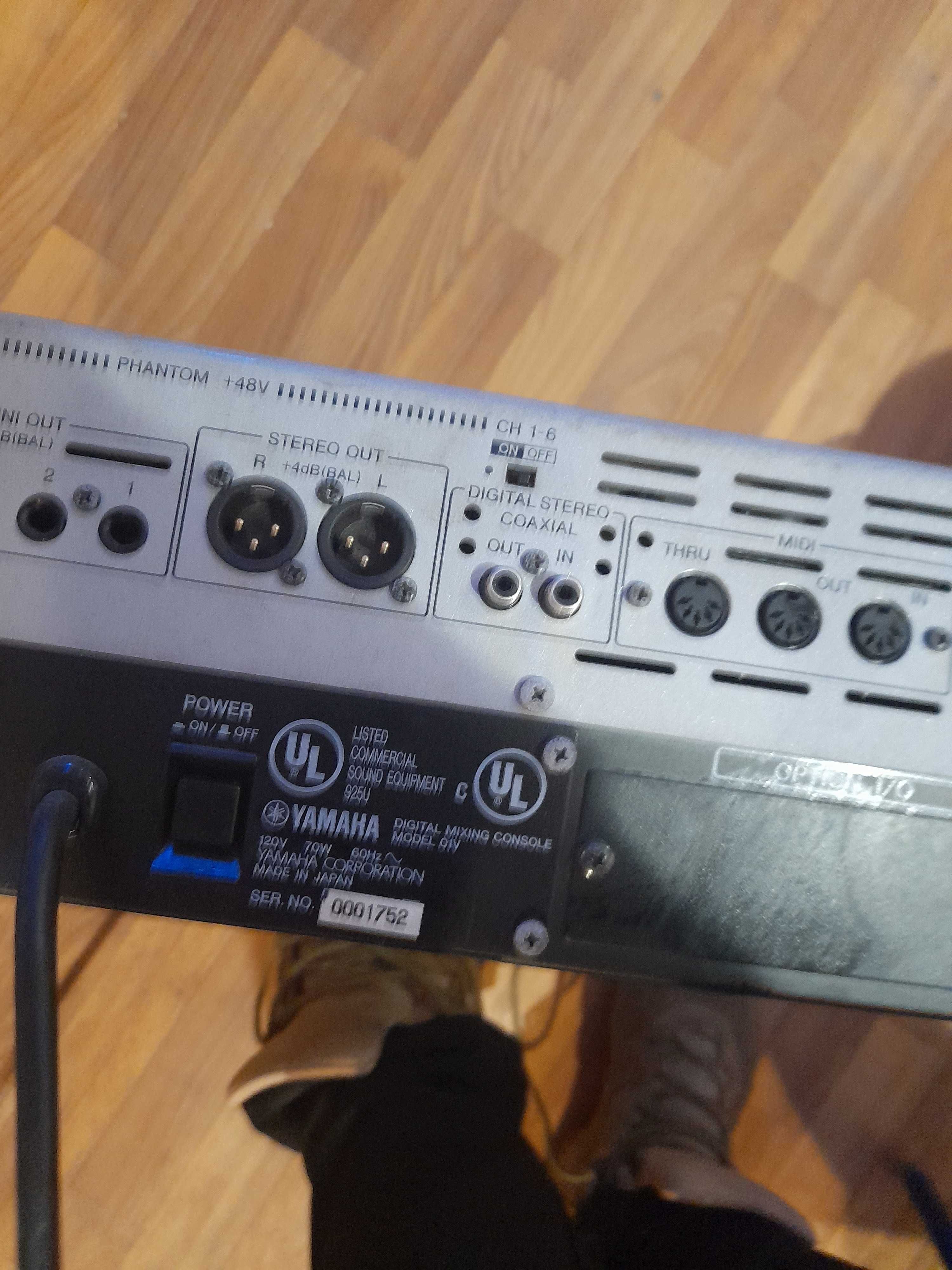 цифровий мікшер Yamaha 01V