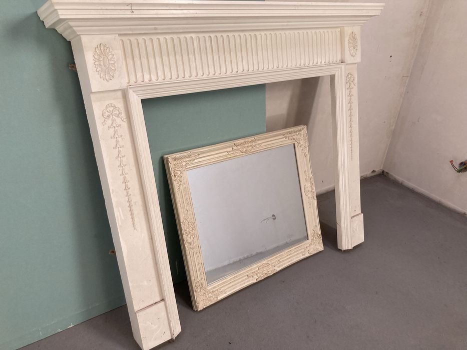 Angielski portal kominkowy sztukateria kominek wąska konsola