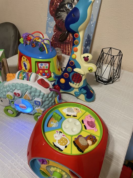 Шкільний автобус Hola, іжачок fisher price, куб kiddieland