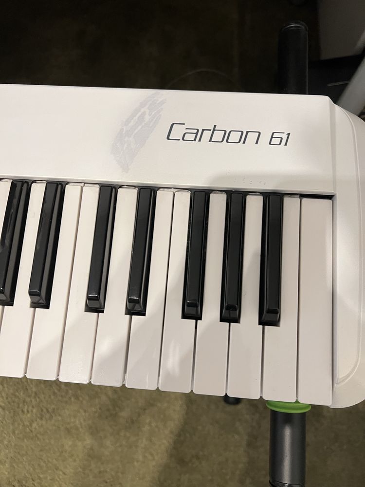 Teclado MIDi Samson Carbon 61 + Gravity Keyboard Stand