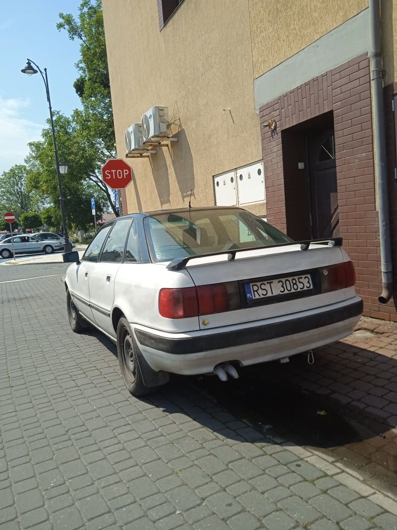Audi 80 biało-czarne