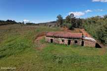 Quinta de 26000m2 com casa de granito de 85m2, poço e árvores