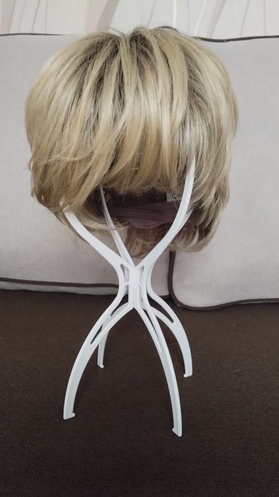 Peruka jak naturalna w idealnym stanie z gratisem.