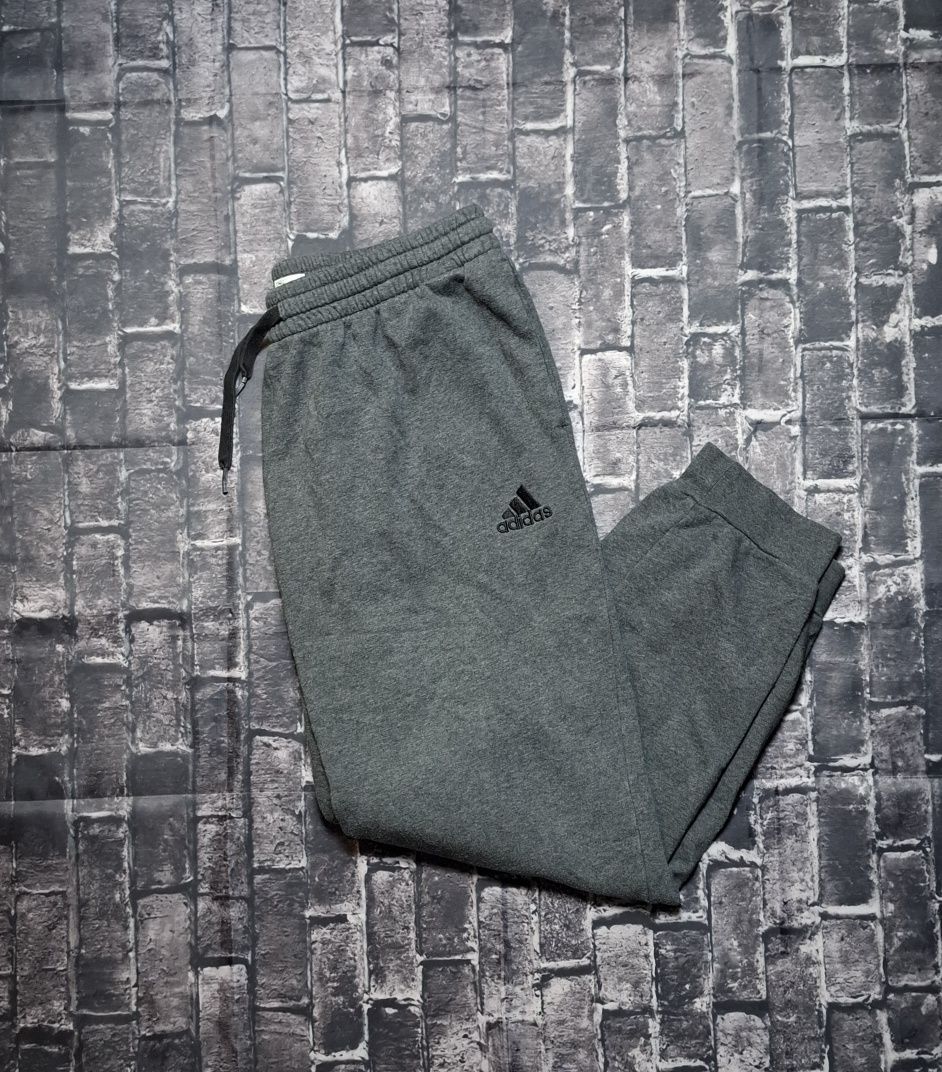 Adidas Essentials Fleece spodnie dresowe męskie dresy szare sport logo