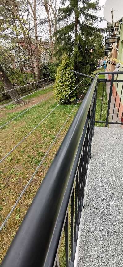 Suszarka na pranie stalowa na balkon balustradę na zewnątrz