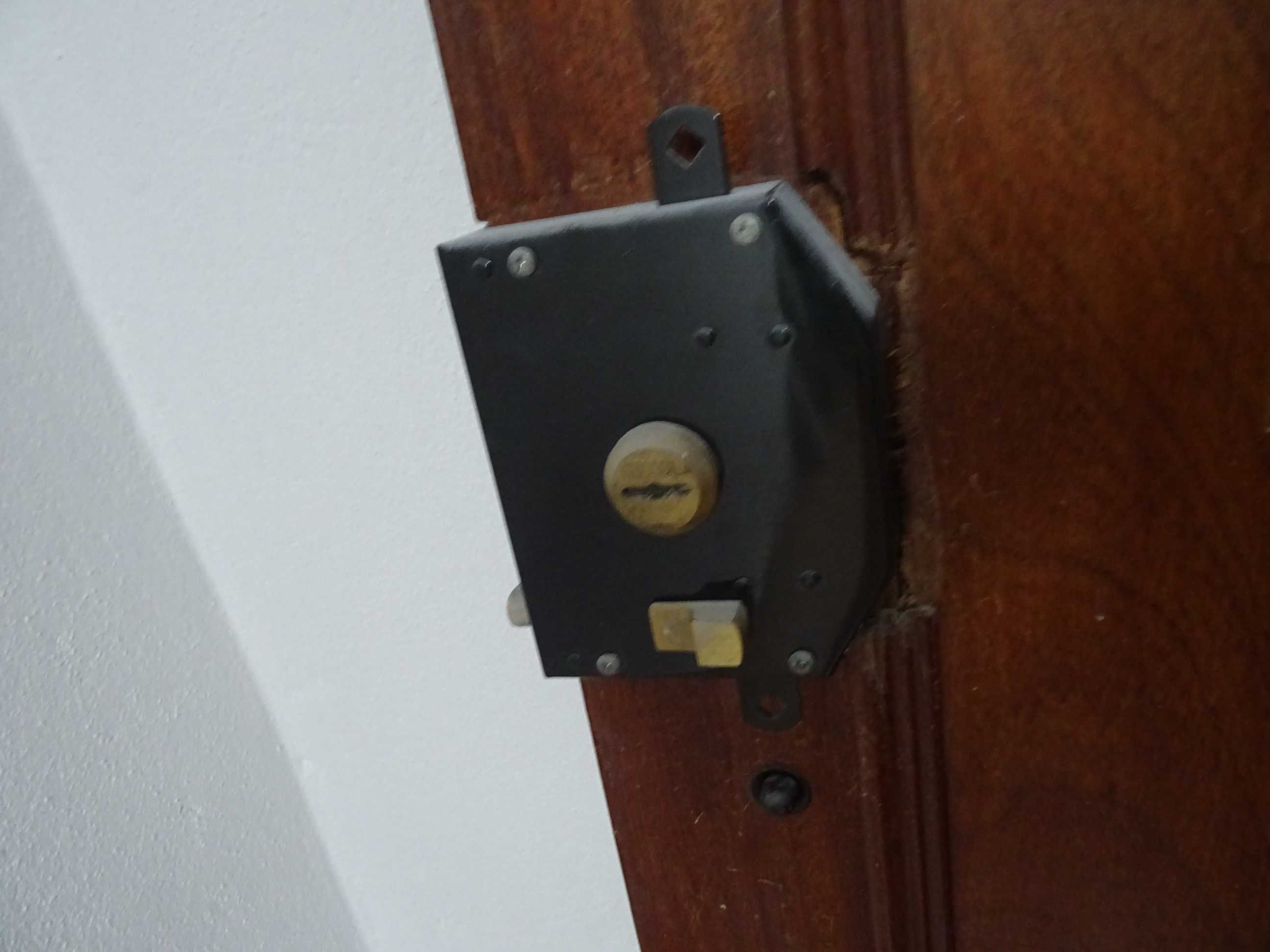 Porta em Madeira Para Exterior / Entrada em Apartamento