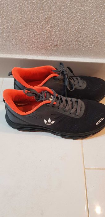 Tenis e camisa em bom estado