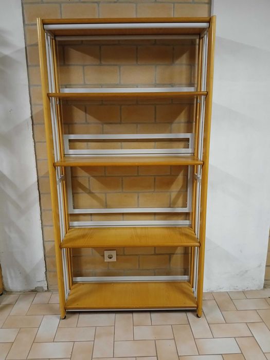 Estante em madeira. Cama individual.