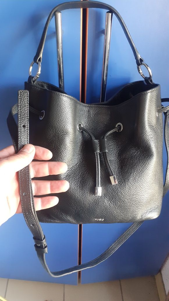 Hugo Boss женская черная кожанная сумка через плечо.35*25*15см.