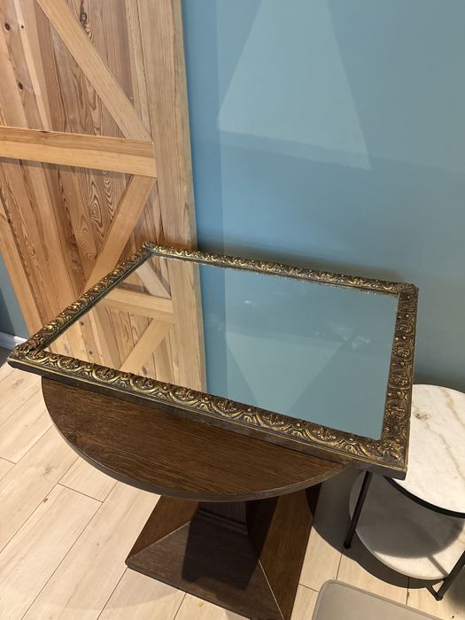 Piekne stare lustro w zlotej ozdobnej ramie