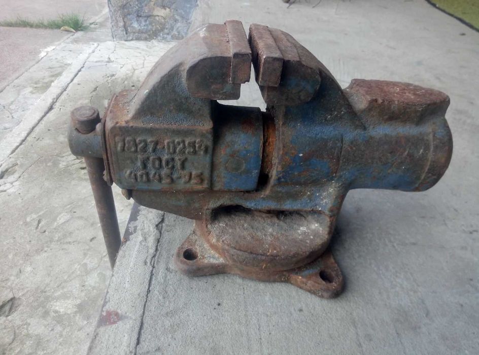 Тиски слесарные настольные