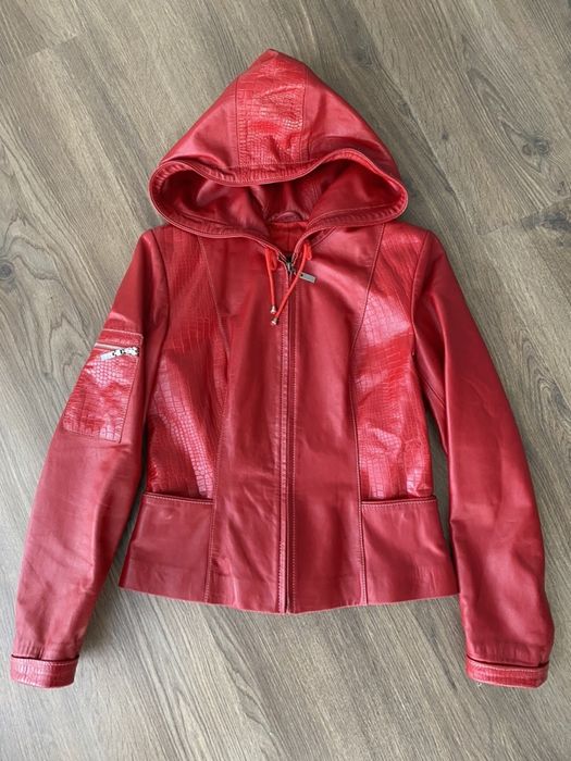 Шкіряна куртка з капюшоном