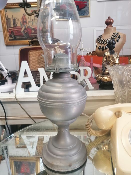 Candeeiro a petróleo em metal