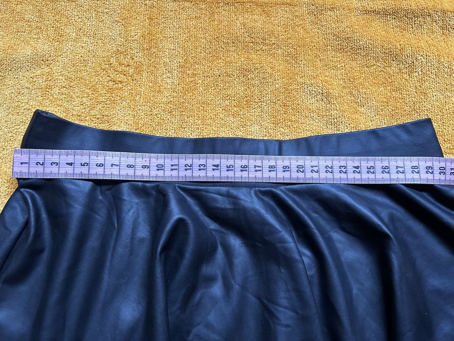 Saia godê em napa da Bershka. Nova