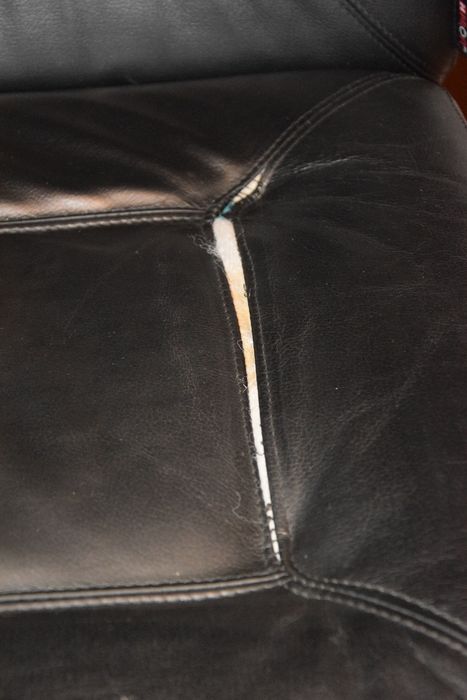 Fotel biurowy czarny na kółkach skóra/drewno