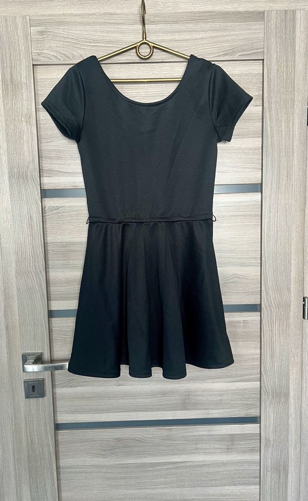 Damska czarna sukienka rozkloszowana z krótkim rękawem M